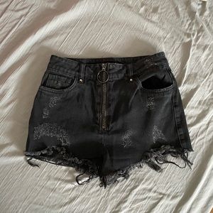 Highwaisted Black Distressed Zipper Shorts